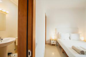 big-vista-princesa-bedroom-with-attached-bathroom