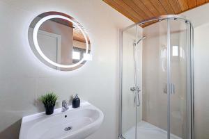 villa-penguina-with-ensuite-modern-bathroom