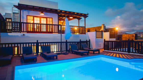 Villa-vista-Reina-Playa-Blanca-villa-LanzarotePrivate-heated-pool-with-BBQ.jpg